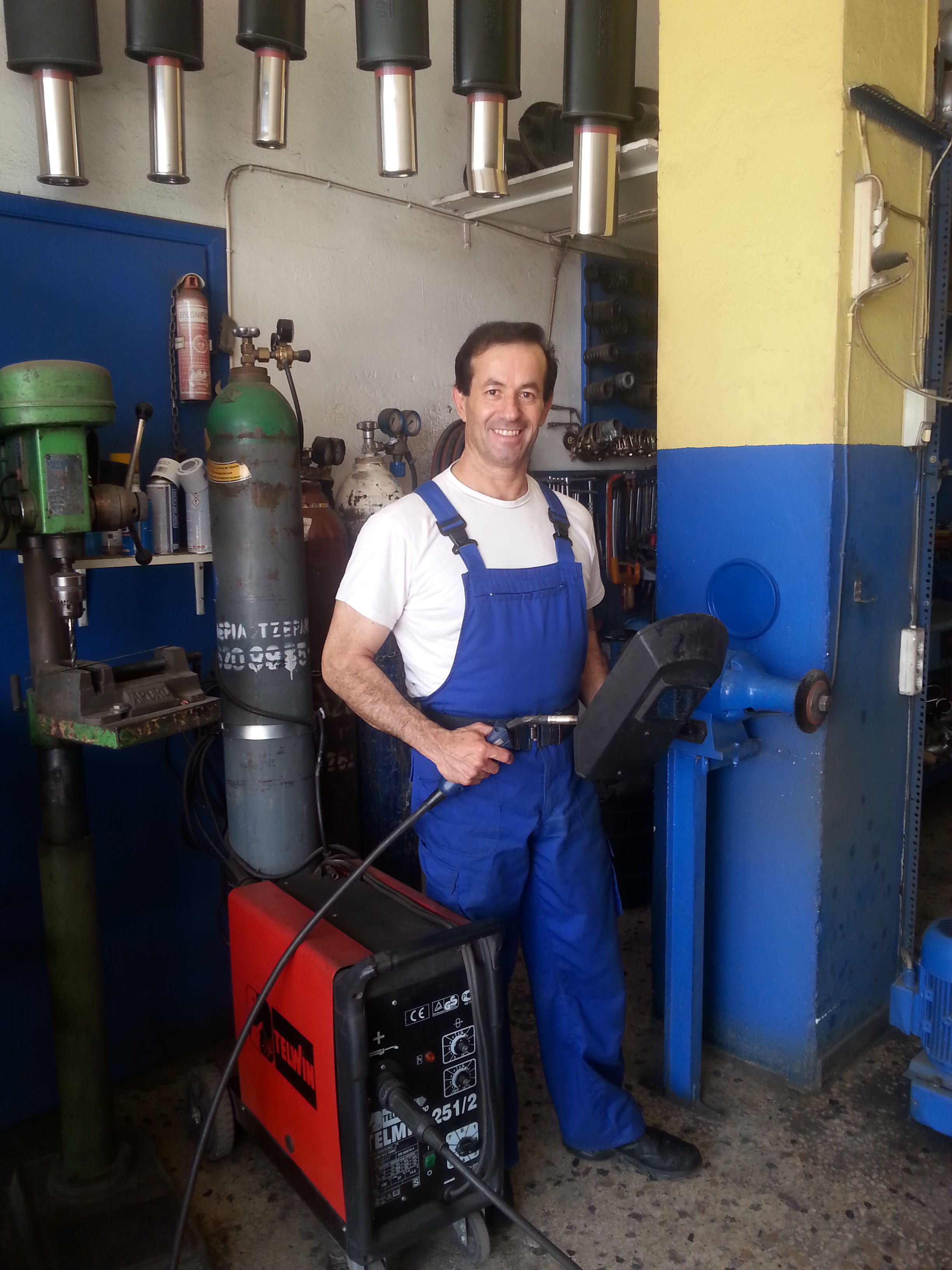 ΔΗΜΗΤΡΙΟΥ ΕΞΑΤΜΙΣΕΙΣ - Ο Ιδιοκτήτης στο κατάστημα στη Μεταμόρφωση